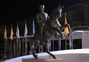 At Üstünde Atatürk Heykeli satışı