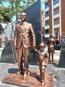 Atatürk ve Çocuk Fiber Anıt Heykel Yapımı