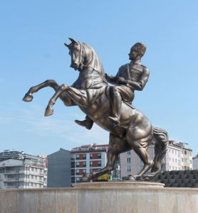 At üstünde askeri kıyafetli Atatürk heykeli