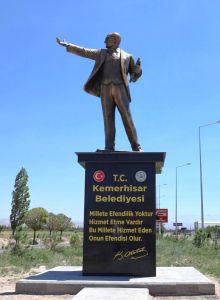 Elinde Kitap Tutan Atatürk Heykeli